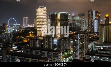 La città di Singapore è illuminata di notte Foto Stock