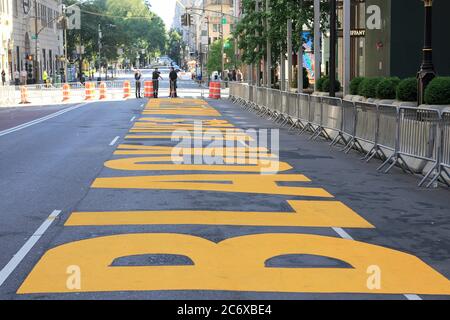 Black Lives Matter dipinto sul 5 ° viale direttamente di fronte alla Torre Trump, Manhattan, New York City, USA 12 luglio 2020 Foto Stock