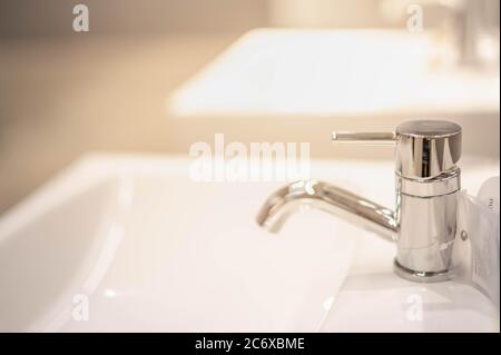 Il rubinetto da cucina in acciaio inox da utilizzare all'interno della casa e il nuovo design da decorare in cucina. Foto Stock