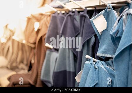 Molti asciugamani colorati appesi al chiosco nel supermercato. Per il cliente scegliere di utilizzare all'interno della casa, mostrare il colore con l'interio decorare Foto Stock