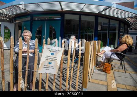 Anziani dietro la recinzione durante le ore di visita in Covid-19 periodo in casa per i pensionati in Olanda Foto Stock