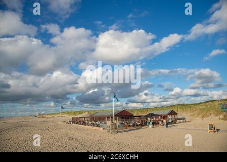 Vista sulla spiaggia con ristorante sulla spiaggia a Den Haag, Olanda Foto Stock