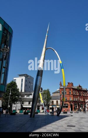 Alliance Sculpture di Jean-Bernard Metais, struttura di arte pubblica sul Hayes Cardiff Wales, di fronte alla nuova biblioteca. Foto Stock