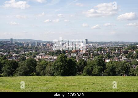 Vista dello skyline della città di Sheffield dal Meersbrook Park, Inghilterra, Regno Unito, paesaggio urbano inglese Vista panoramica del paesaggio urbano più verde della Gran Bretagna Foto Stock