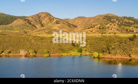 Horsetooth Reservoir nel nord del Colorado, una popolare destinazione ricreativa nella zona di Fort Collins, scenario estivo mattutino Foto Stock