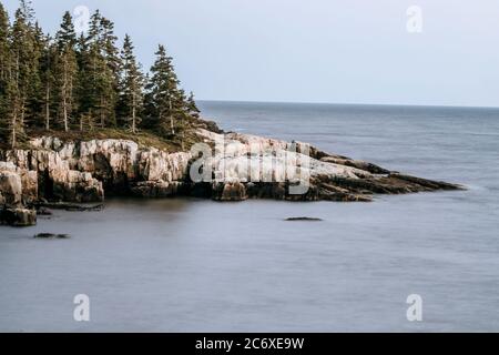 Lunga esposizione della costa frastagliata del Maine, Parco Nazionale di Acadia. Foto Stock