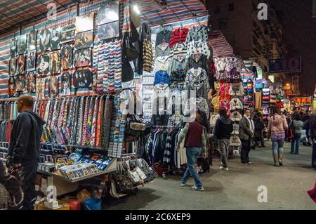 Merce in vendita nel mercato all'aperto, Ladies Market, Mongkok, Kowloon, Hong Kong Foto Stock