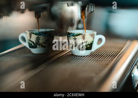 Macchina per caffè espresso italiana su un bancone in un ristorante dispensa Foto Stock