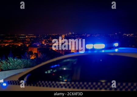 macchina di polizia con la città di madrid sullo sfondo Foto Stock