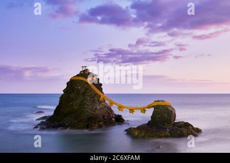 Foto a lunga esposizione di roccia e nuvole Meoto-iwa al mattino, Prefettura di mie, Giappone Foto Stock