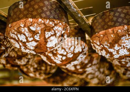 appendere panettone x mas pakes capovolto per terminare la preparazione Foto Stock