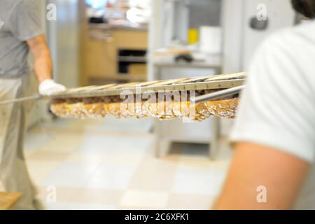 appendere panettone x mas pakes capovolto per terminare la preparazione Foto Stock