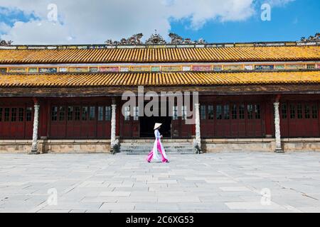 Bella donna alla fortezza imperiale in Hue / Vietnam Foto Stock