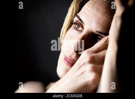 bella donna matura in atteggiamento romantico-b Foto Stock