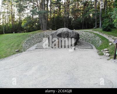Il secondo masso più grande del Puntukas in Lituania ad Anyksciai, Lituania Foto Stock