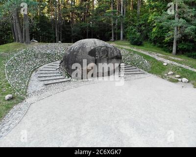 Il secondo masso più grande del Puntukas in Lituania ad Anyksciai, Lituania Foto Stock