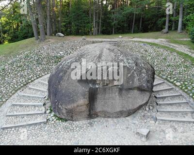 Il secondo masso più grande del Puntukas in Lituania ad Anyksciai, Lituania Foto Stock