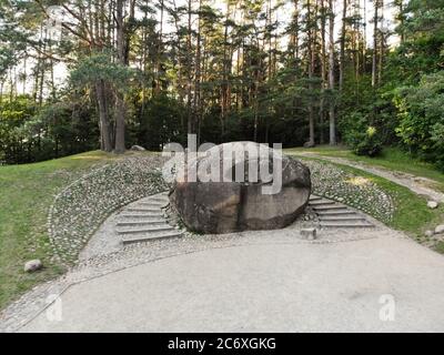 Il secondo masso più grande del Puntukas in Lituania ad Anyksciai, Lituania Foto Stock