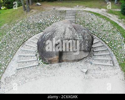 Il secondo masso più grande del Puntukas in Lituania ad Anyksciai, Lituania Foto Stock