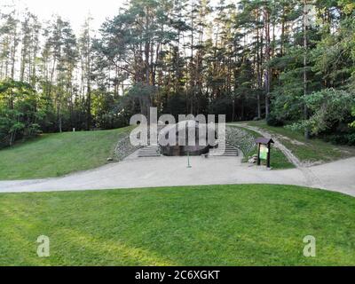 Il secondo masso più grande del Puntukas in Lituania ad Anyksciai, Lituania Foto Stock