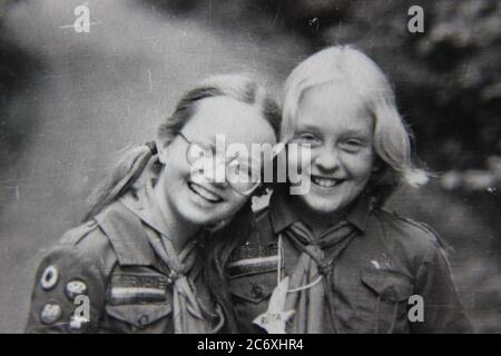 Fine anni 70 vintage nero e bianco stile di vita fotografia di ragazze che trascorrono il tempo al campo scout ragazza. Foto Stock