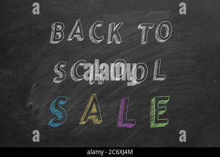 Testo del disegno a mano 'Back to School SALE' sulla lavagna Foto Stock