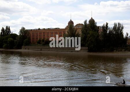 Gli edifici del deposito di mobili Harrods sulla riva sud del Tamigi vicino al ponte Hammersmith a Barnes, Londra SW13 Foto Stock