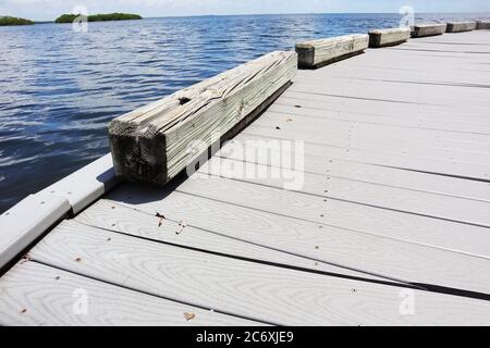 Dock situato nel Biscayne National Park a Homestead, Florida, Dock e l'oceano blu. Foto Stock