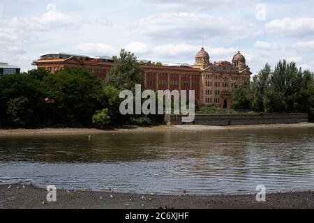 Gli edifici del deposito di mobili Harrods sulla riva sud del Tamigi vicino al ponte Hammersmith a Barnes, Londra SW13 Foto Stock