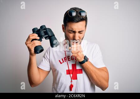 Giovane bagnino con barba che indossa una t-shirt con croce rossa e occhiali da sole che usano sensazione di malessere e tosse come sintomo di freddo o bronchito Foto Stock