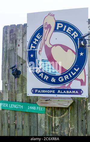 Un cartello per il Pier Bar & Grill è postato all'ingresso del molo municipale di Fairhope, il 11 luglio 2020, a Fairhope, Alabama. Foto Stock