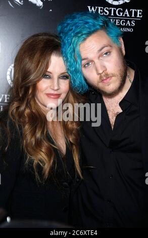 12 luglio 2020 - Benjamin Keough, figlio di Lisa Marie Presley e nipote di Elvis Presley, morto a 27 anni da Apparent Suicide. Foto del file: 23 aprile 2015 - Las Vegas, Nevada - Lisa Marie Presley, Benjamin Keough. Red Carpet Premiere di â€œThe Elvis experienceÂ€ produzione musicale al Westgate Las Vegas Resort and Casino. (Immagine di credito: © Mjt/AdMedia) Foto Stock