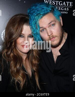 12 luglio 2020 - Benjamin Keough, figlio di Lisa Marie Presley e nipote di Elvis Presley, morto a 27 anni da Apparent Suicide. Foto del file: 23 aprile 2015 - Las Vegas, Nevada - Lisa Marie Presley, Benjamin Keough. Red Carpet Premiere di â€œThe Elvis experienceÂ€ produzione musicale al Westgate Las Vegas Resort and Casino. (Immagine di credito: © Mjt/AdMedia) Foto Stock