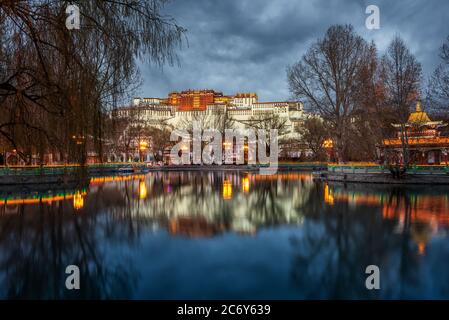 --FILE--la vista del Potala Palace, che sembra un castello alleggerito di notte, e la sua riflessione sul fiume, Lhasa città, sud-ovest del Tibet della Cina Foto Stock
