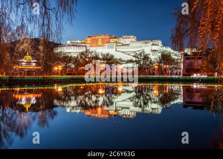 --FILE--la vista del Potala Palace, che sembra un castello alleggerito di notte, e la sua riflessione sul fiume, Lhasa città, sud-ovest del Tibet della Cina Foto Stock