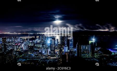 Vista aerea del centro di Shenzhen di notte nella città di Shenzhen, provincia del Guangdong della Cina meridionale, 11 giugno 2020. Foto Stock