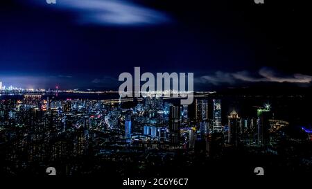 Vista aerea del centro di Shenzhen di notte nella città di Shenzhen, provincia del Guangdong della Cina meridionale, 11 giugno 2020. Foto Stock