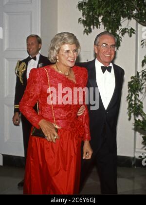 La Giustizia associata della Corte Suprema Sandra Day o'Connor, a sinistra, e suo marito, John J. o'Connor, III, arrivano alla Casa Bianca a Washington, DC per la cena di Stato in onore del presidente Carlos Salinas de Gortari del Messico, ospitato dal presidente degli Stati Uniti George H.W. Bush e la prima signora Barbara Bush il 3 ottobre 1989.Credit: Ron Sachs/CNP | utilizzo in tutto il mondo Foto Stock