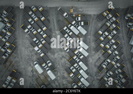 Vista dall'alto sul parcheggio con molti camion per consegne parcheggiati durante il blocco Covid-19 nel Regno Unito Foto Stock