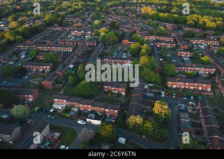 Vista sui droni sulla moderna area residenziale durante la chiusura pandemica nel Regno Unito Foto Stock
