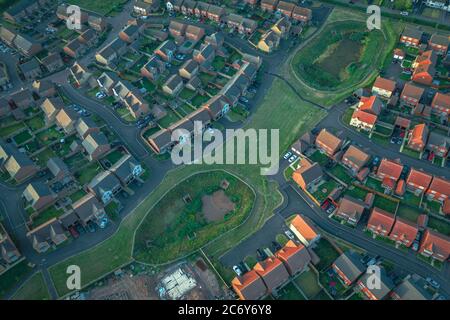 Vista aerea sull'area residenziale denseley popolata nella rurale Inghilterra all'alba Foto Stock