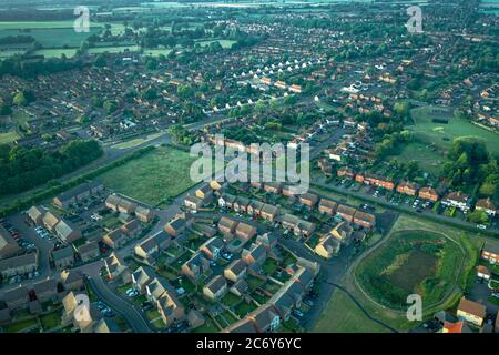 Vista aerea sull'area residenziale denseley popolata nella rurale Inghilterra all'alba Foto Stock