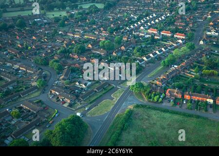 Vista aerea sull'area residenziale denseley popolata nella rurale Inghilterra all'alba Foto Stock