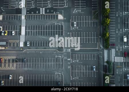 Drone sparare sopra il parcheggio del centro commerciale nel Regno Unito Foto Stock