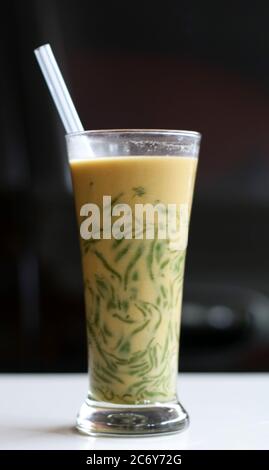 Es Cendol, bevanda tradizionale Java. Il Cendol è un dolce freddo popolare dessert che contiene goccioline di gelatina di farina di riso verde simile a verme, latte di cocco e Foto Stock