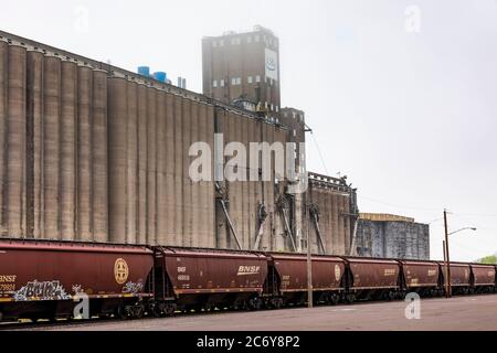 Silos di grano e treni BNSF sul lungomare di Superior, Wisconsin, USA [senza rilascio di proprietà; disponibile solo per licenze editoriali] Foto Stock