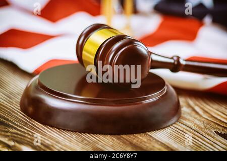 Avvocati USA nell'ufficio legale degli Stati Uniti con gavel del giudice su tavola di legno della bandiera americana Foto Stock