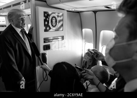 Washington, Stati Uniti d'America. 10 luglio 2020. Il presidente Donald J. Trump parla con i membri della stampa a bordo dell'Air Force One venerdì 10 luglio 2020, in viaggio verso l'aeroporto internazionale di Miami a Miami. Persone: Presidente Donald Trump Credit: Storms Media Group/Alamy Live News Foto Stock