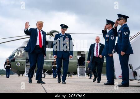 Washington, Stati Uniti d'America. 10 luglio 2020. Il presidente Donald J. Trump è scortato dal personale dell'aeronautica degli Stati Uniti mentre ondeggia e si prepara a salire a bordo dell'aeronautica uno alla base militare Andrews, Md. Venerdì 10 luglio 2020, in viaggio per la Florida. Persone: Presidente Donald Trump Credit: Storms Media Group/Alamy Live News Foto Stock