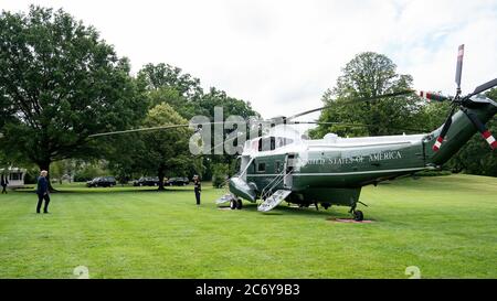 Washington, Stati Uniti d'America. 10 luglio 2020. Il presidente Donald J. Trump cammina attraverso il prato meridionale della Casa Bianca venerdì 10 luglio 2020, prima di salire a bordo di Marine One per iniziare il suo viaggio in Florida. Persone: Presidente Donald Trump Credit: Storms Media Group/Alamy Live News Foto Stock